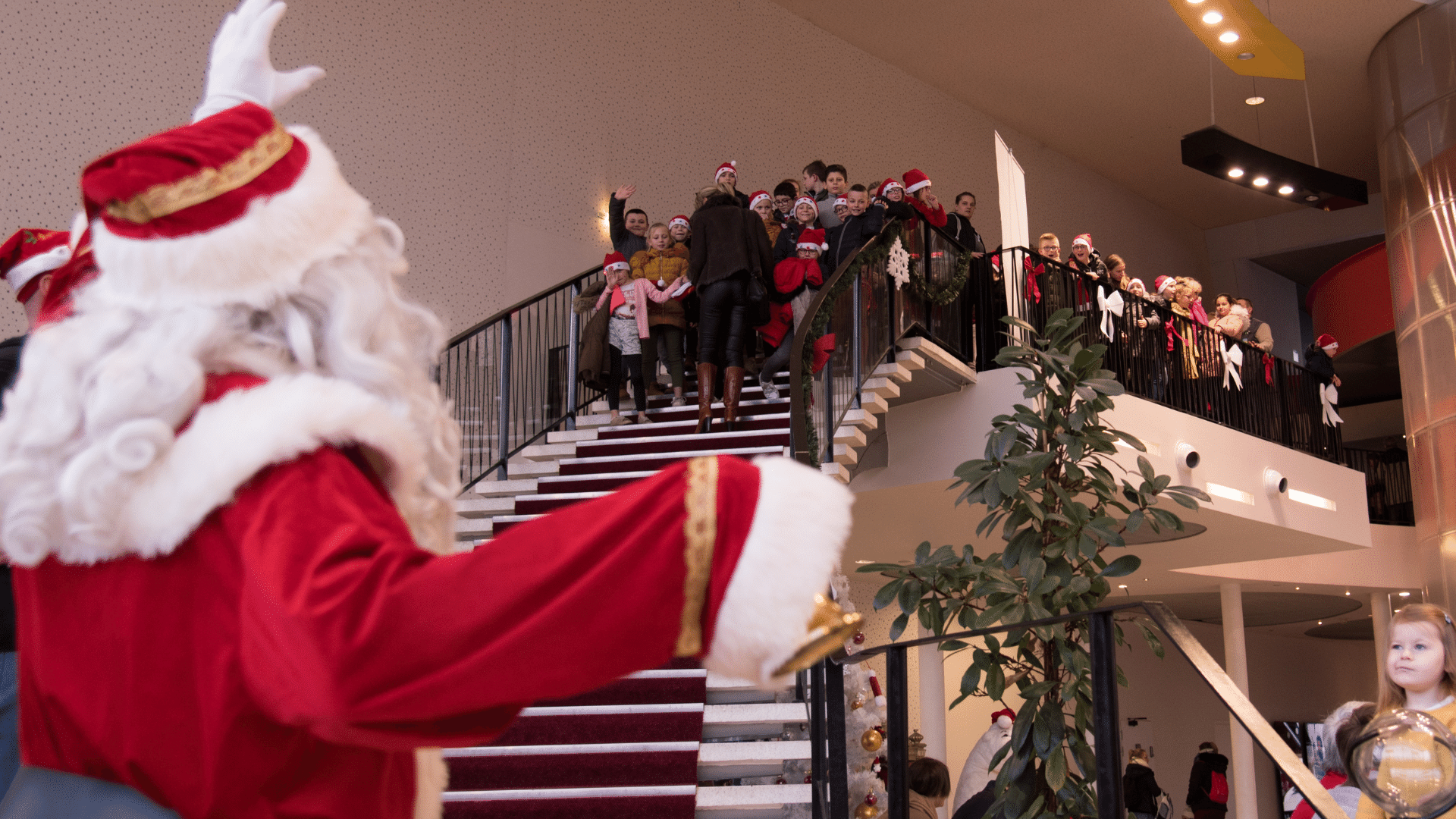 Le père noël arrive pour ses animations acclamé par enfants et parents