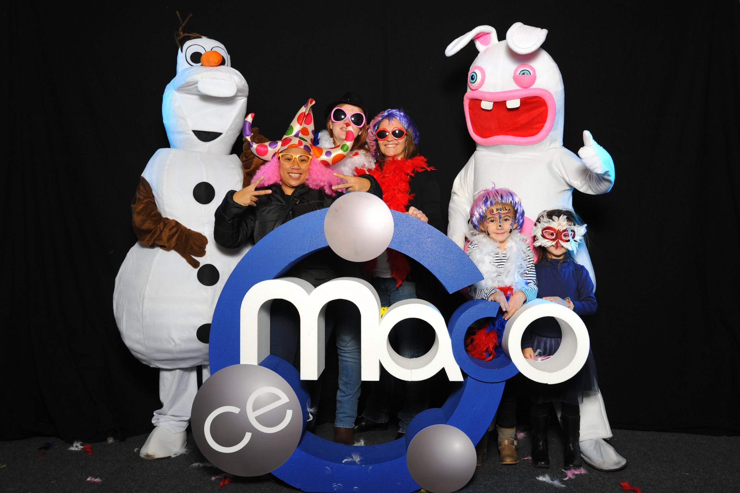 Photo de famille avec les mascottes et des déguisements