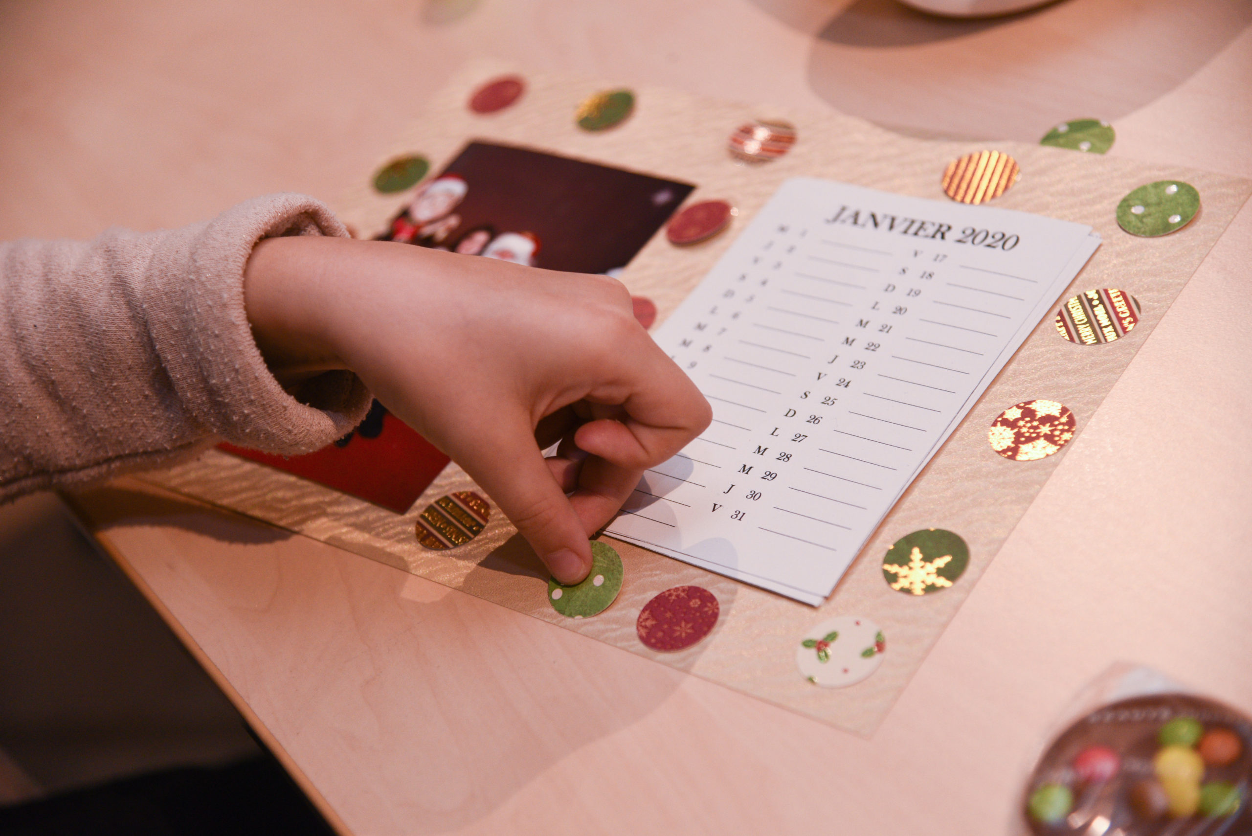 Atelier de création d'un éphéméride par les enfants et le chef lutin bricolage