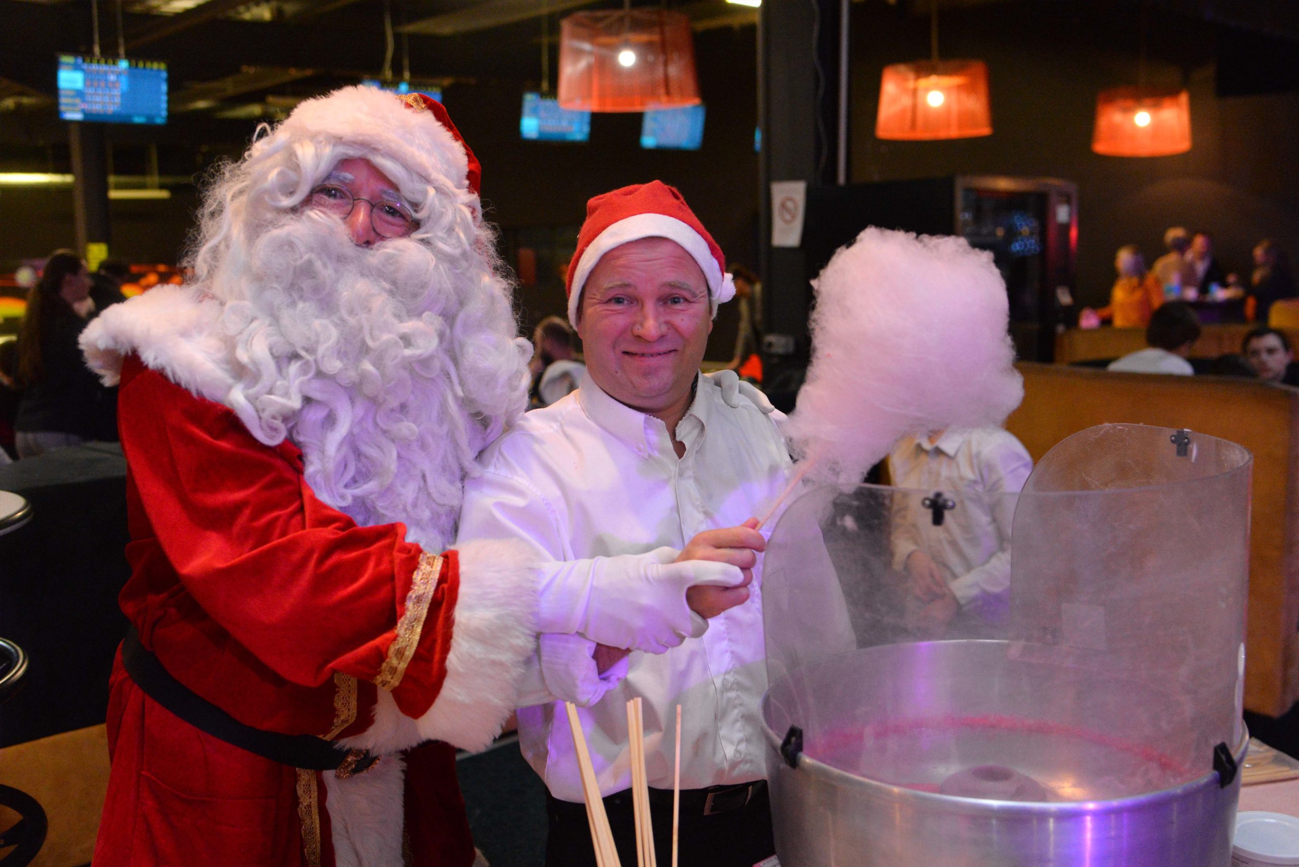 Le père Noël est aux commandes du stand de Barbe à Papa