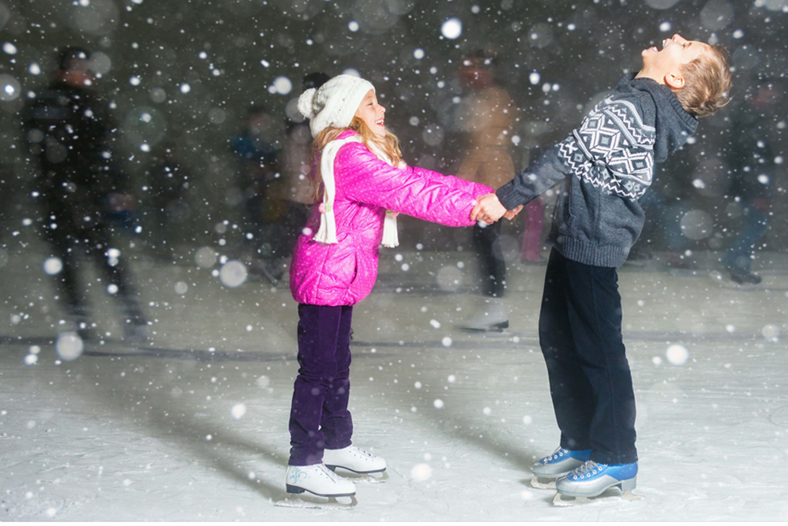 Deux enfants s'amusent à la patinoire