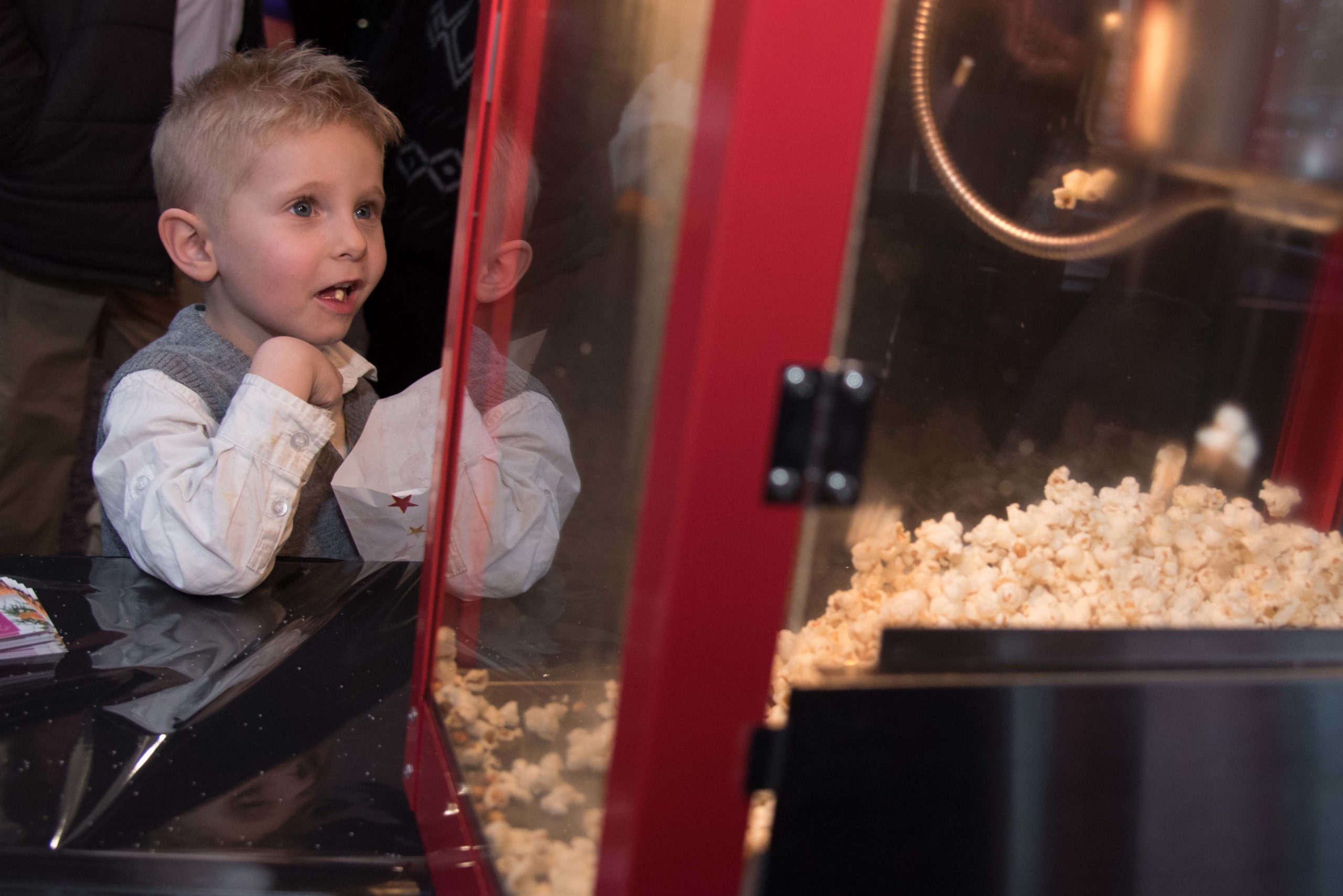 Enfant devant le stand de popcorn