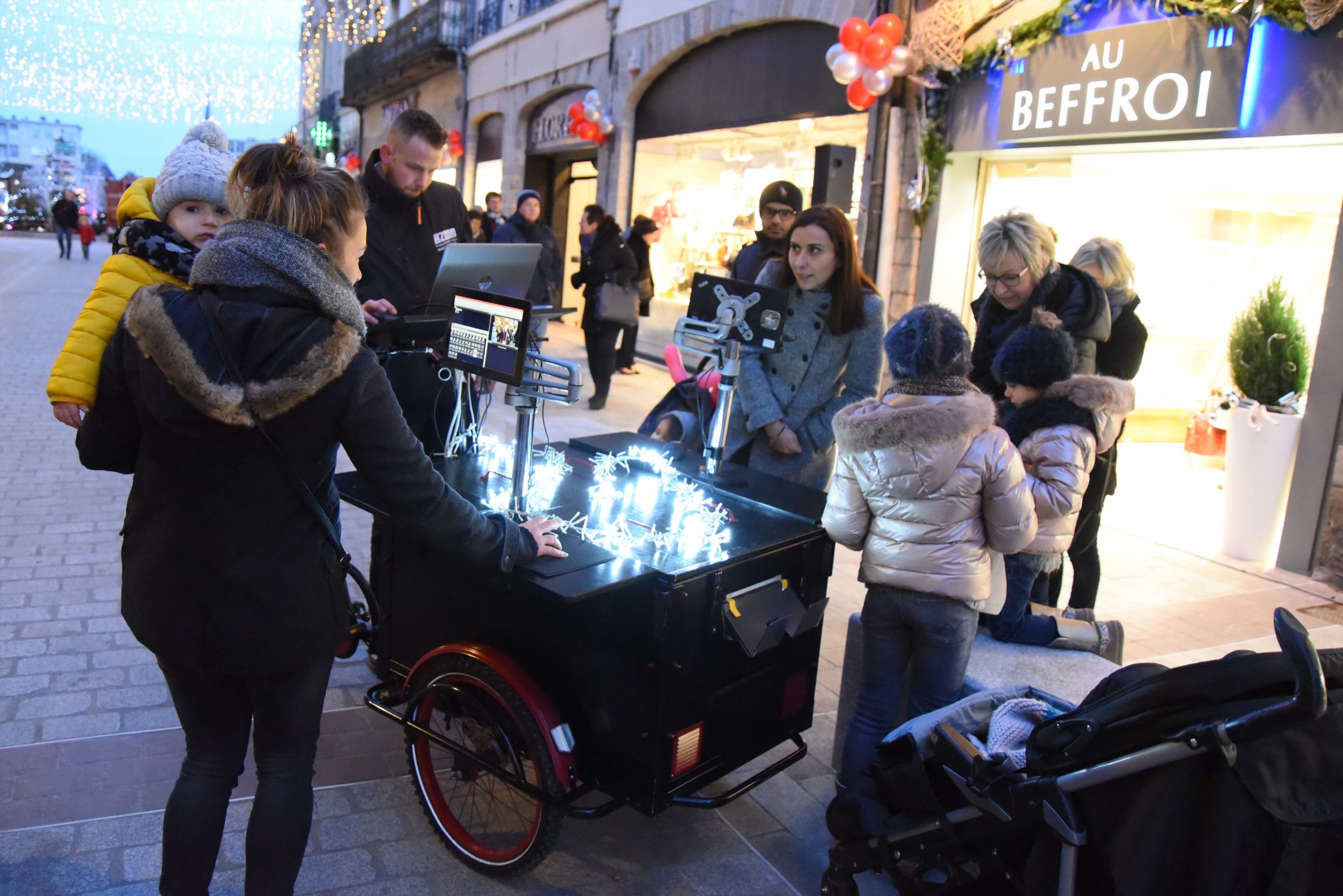 Le stand photo mobile se déplace dans les rues pour immortaliser les joyeux instants des fêtes de Noël