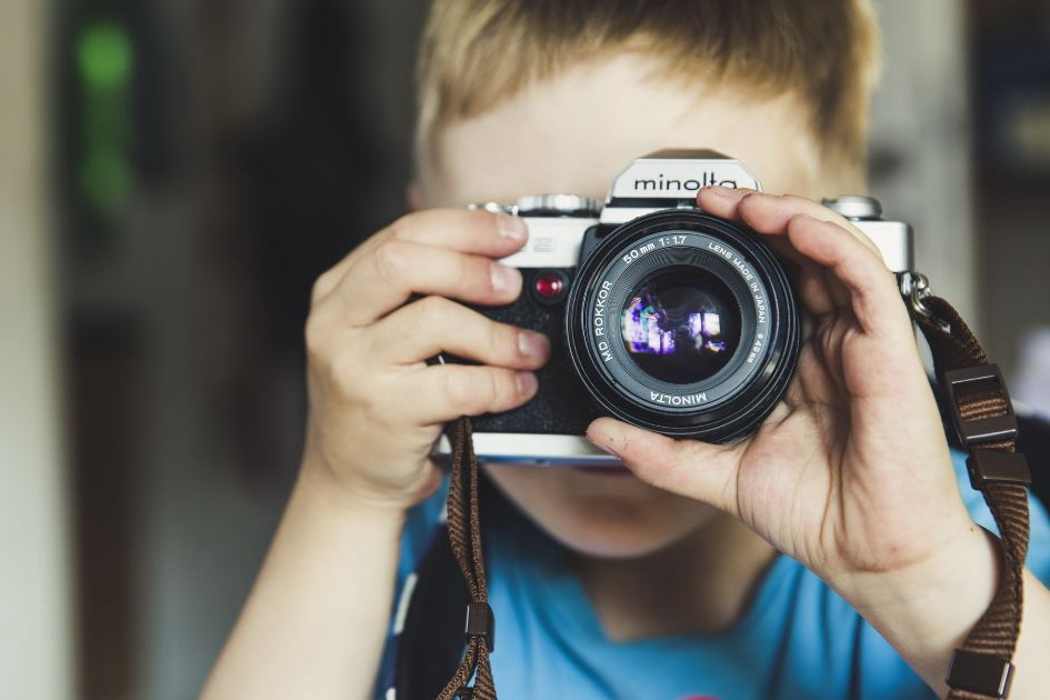 Le photographe guide toujours avec le sourire les lutins au stand photo